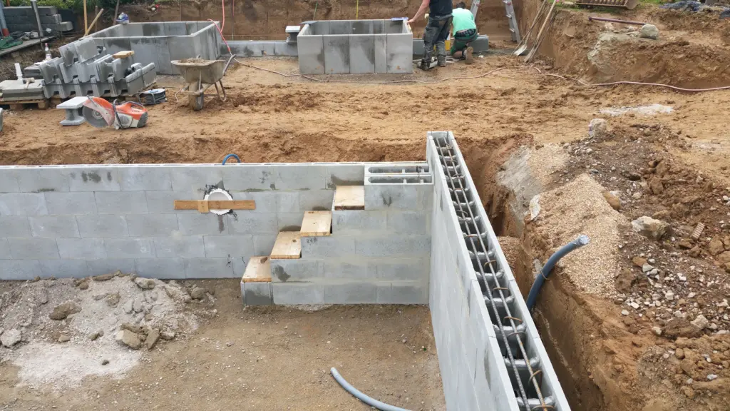 Hybridpool mit Natursteinelementen und Holzterrasse