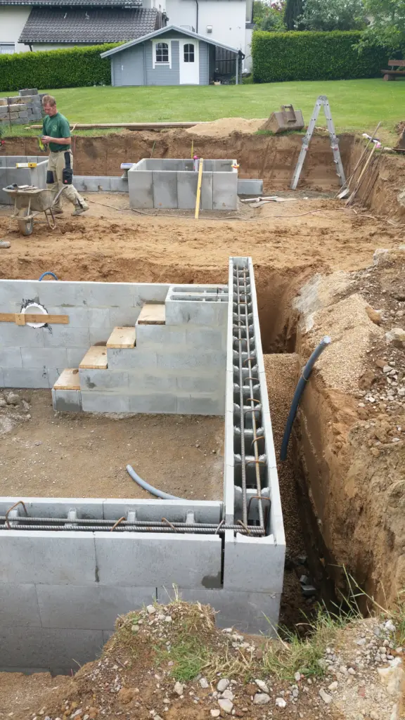 Hybridpool mit Natursteinelementen und Holzterrasse