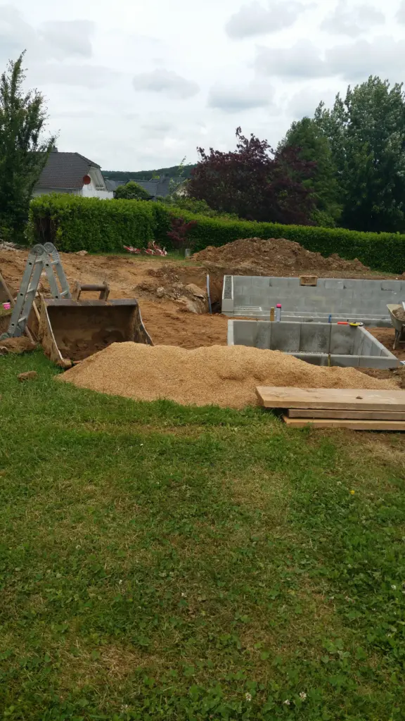 Hybridpool mit Natursteinelementen und Holzterrasse