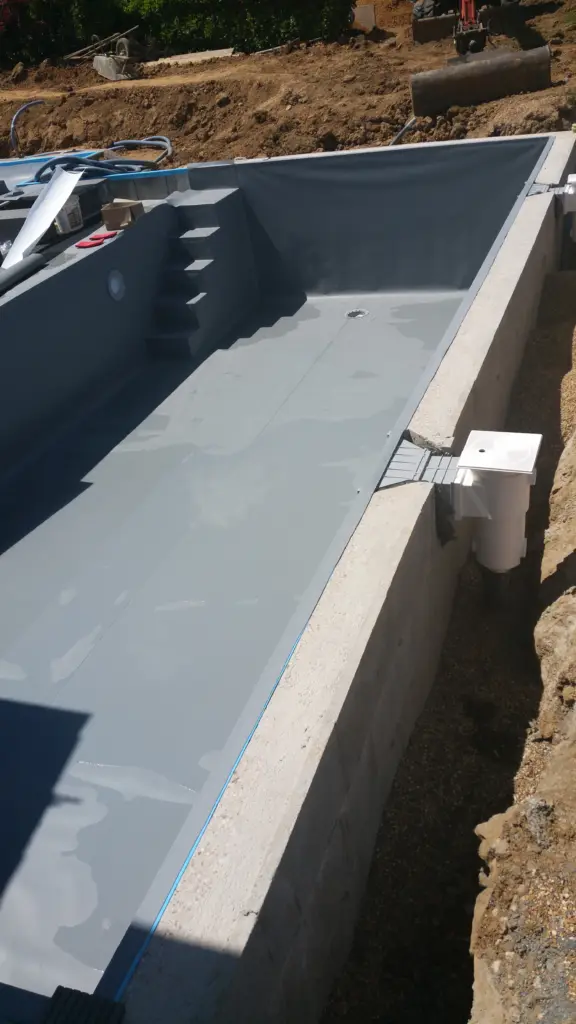 Hybridpool mit Natursteinelementen und Holzterrasse