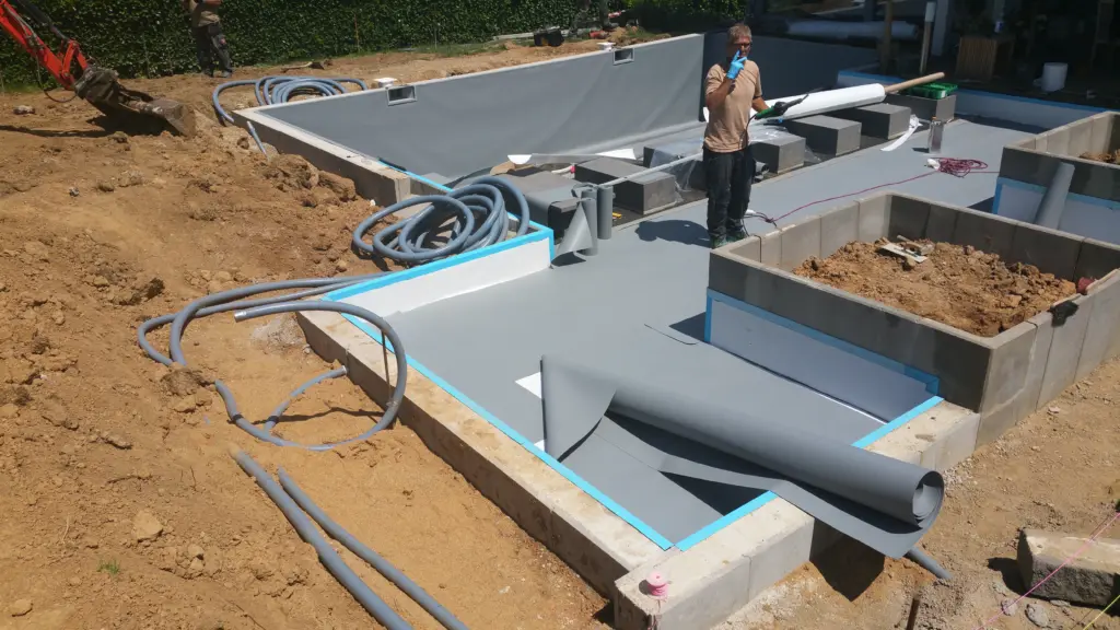 Hybridpool mit Natursteinelementen und Holzterrasse