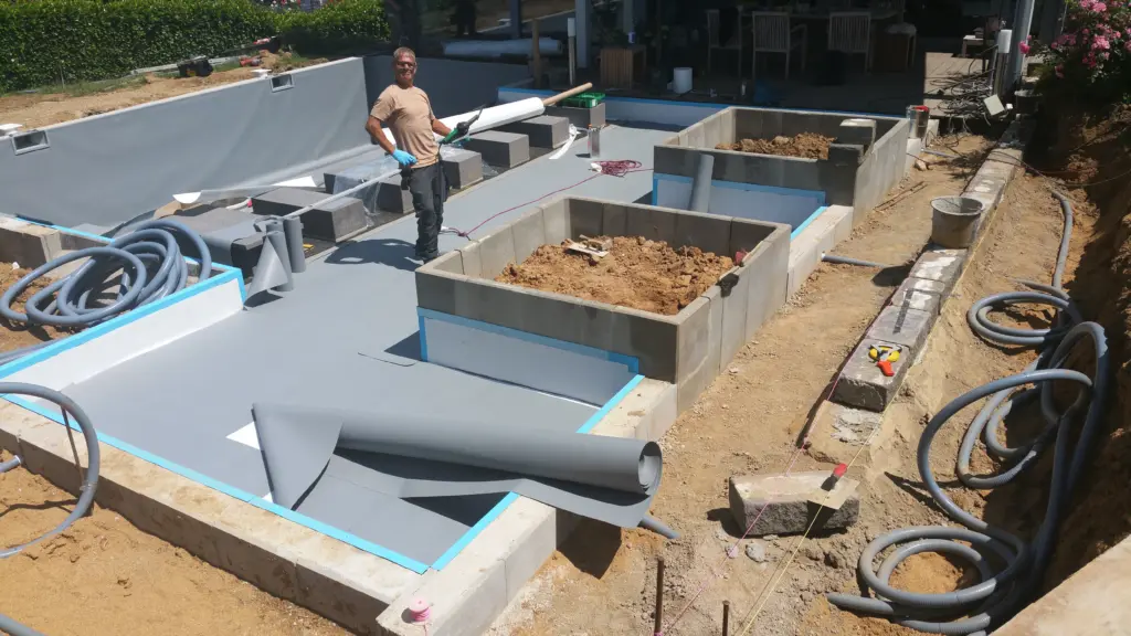 Hybridpool mit Natursteinelementen und Holzterrasse