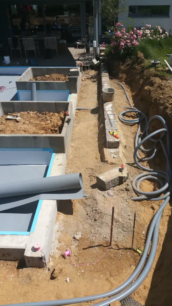 Hybridpool mit Natursteinelementen und Holzterrasse