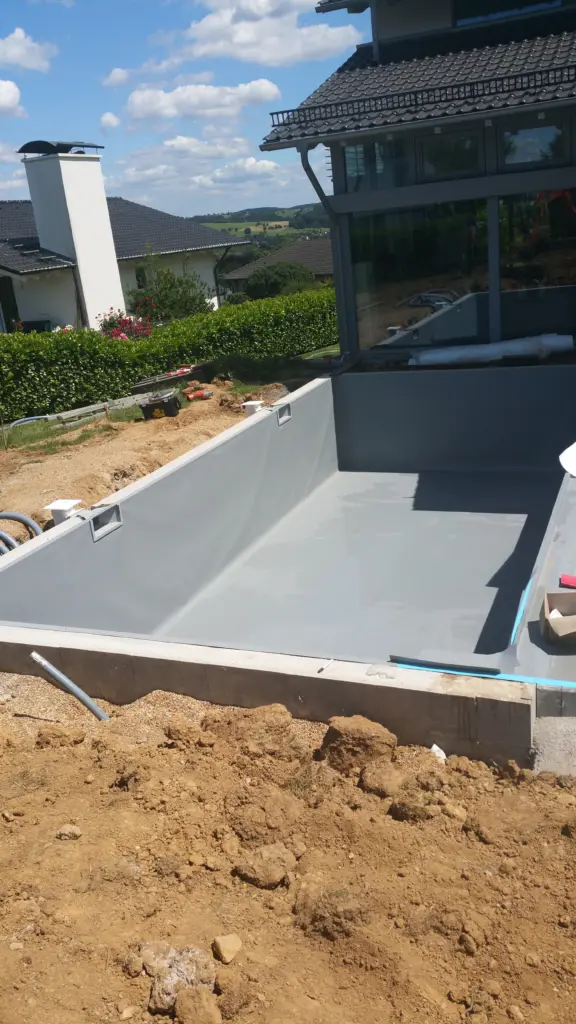 Hybridpool mit Natursteinelementen und Holzterrasse