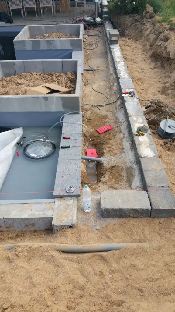 Hybridpool mit Natursteinelementen und Holzterrasse
