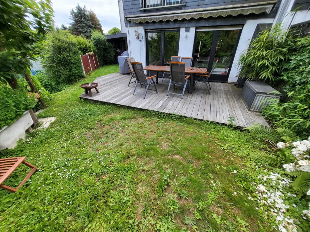 Kompakter Salzwasserpool mit Holzterrasse