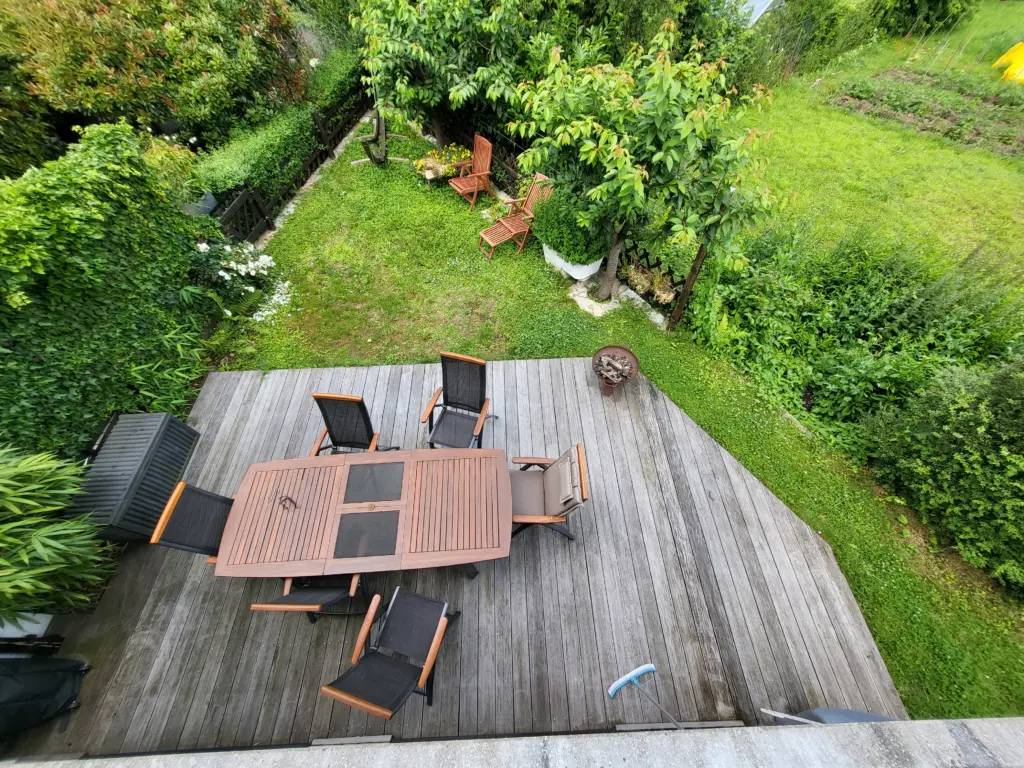 Kompakter Salzwasserpool mit Holzterrasse