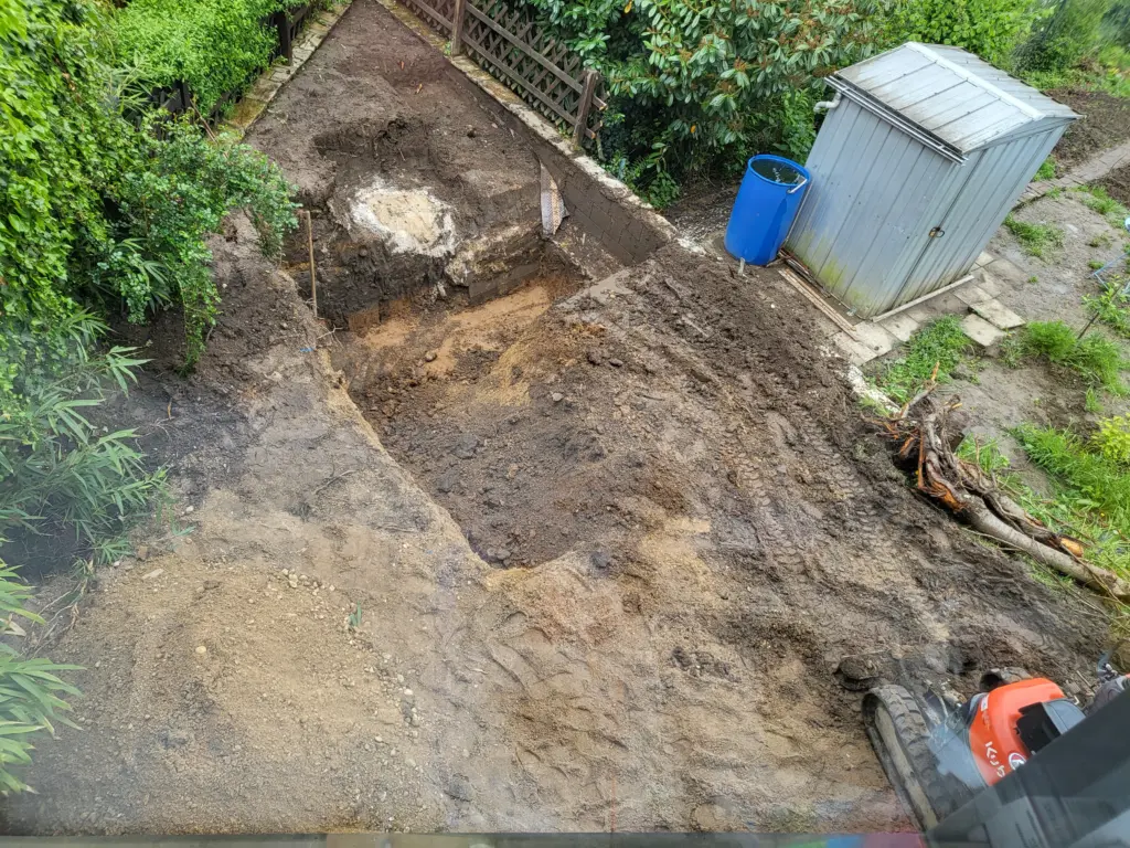 Kompakter Salzwasserpool mit Holzterrasse