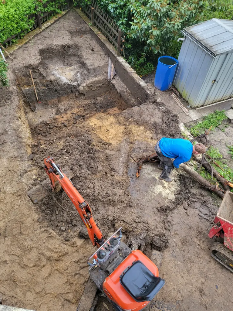 Kompakter Salzwasserpool mit Holzterrasse