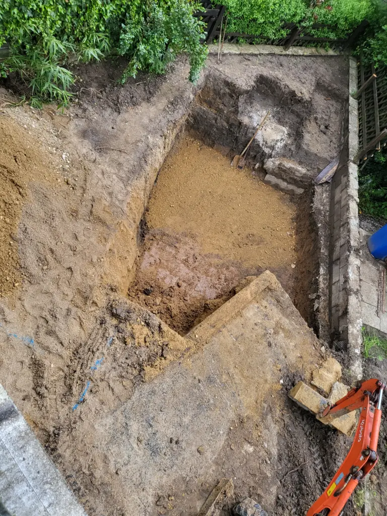 Kompakter Salzwasserpool mit Holzterrasse