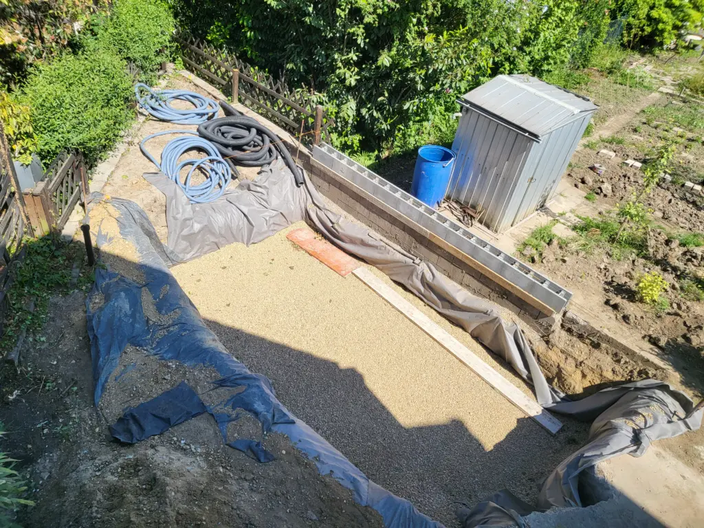 Kompakter Salzwasserpool mit Holzterrasse