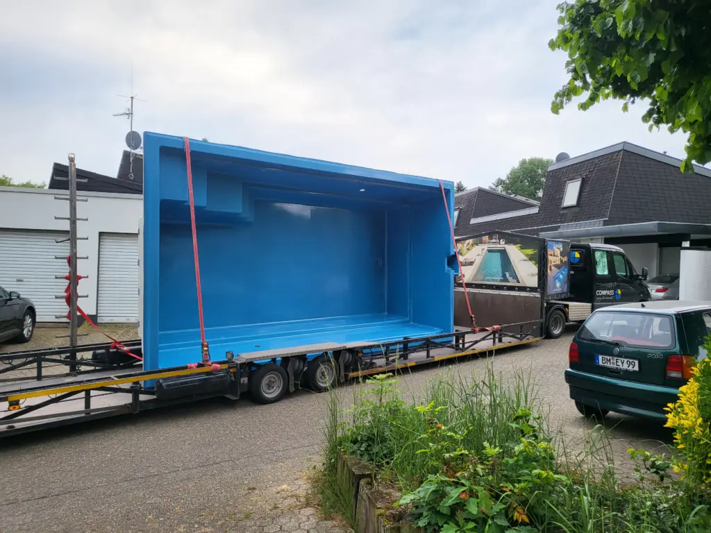 Kompakter Salzwasserpool mit Holzterrasse
