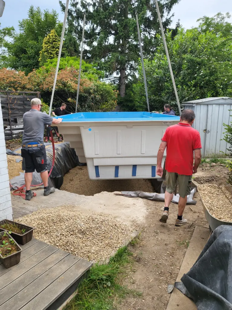 Kompakter Salzwasserpool mit Holzterrasse