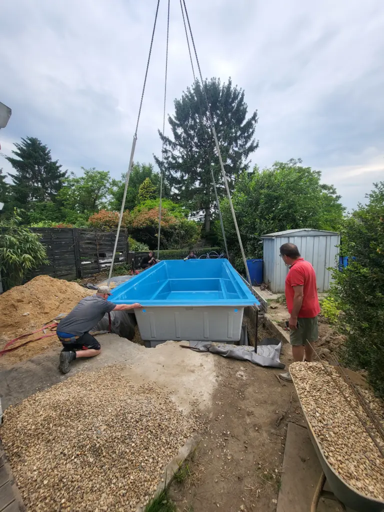 Kompakter Salzwasserpool mit Holzterrasse