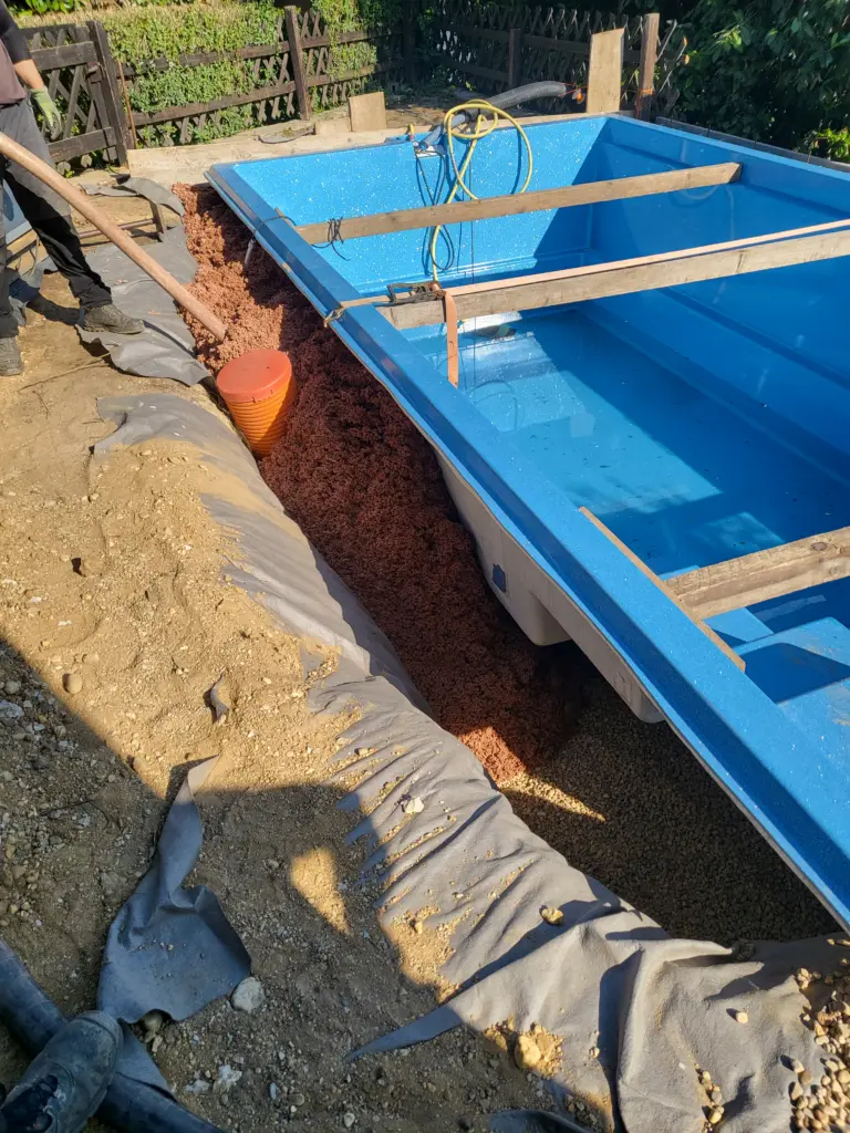 Kompakter Salzwasserpool mit Holzterrasse