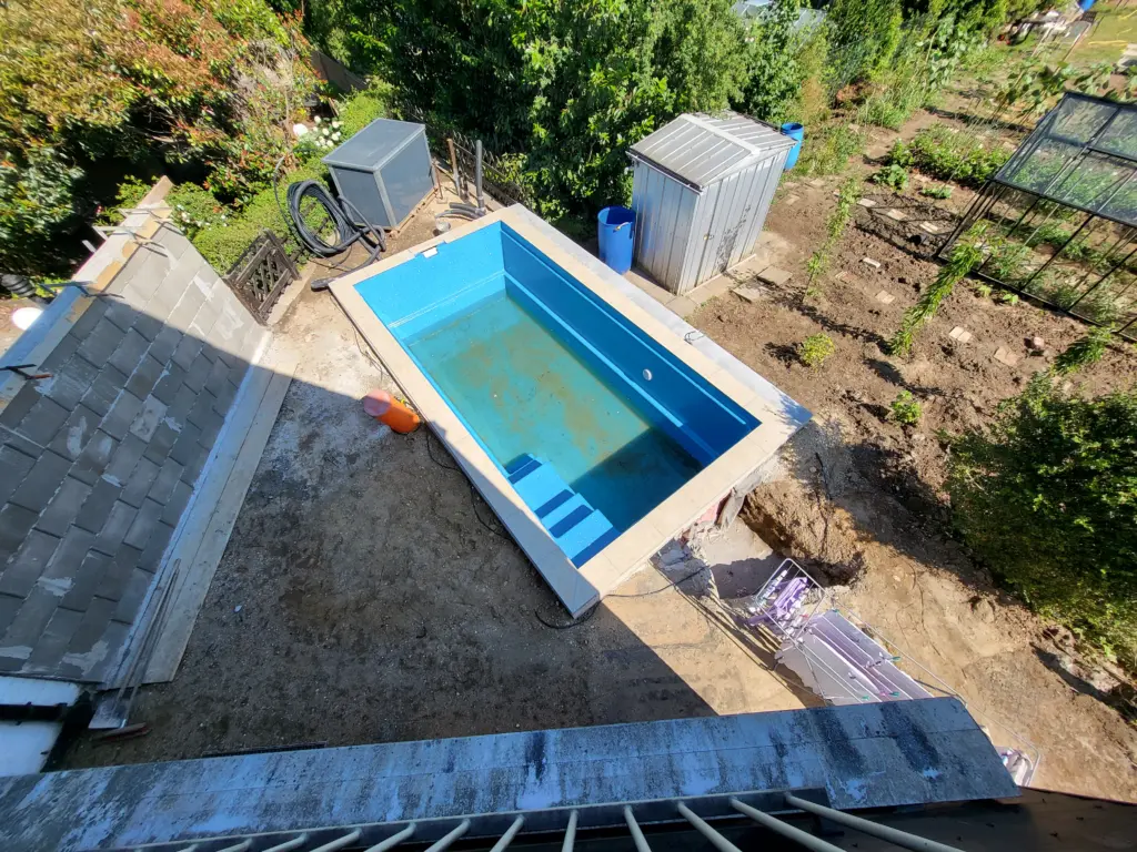 Kompakter Salzwasserpool mit Holzterrasse