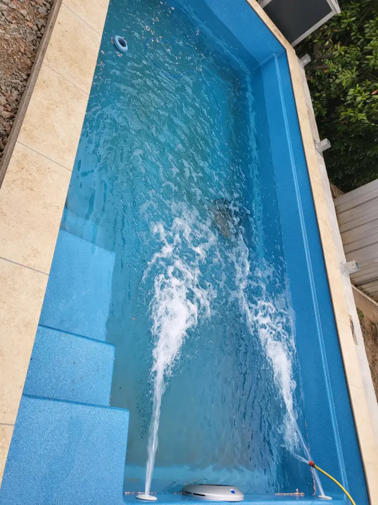 Kompakter Salzwasserpool mit Holzterrasse