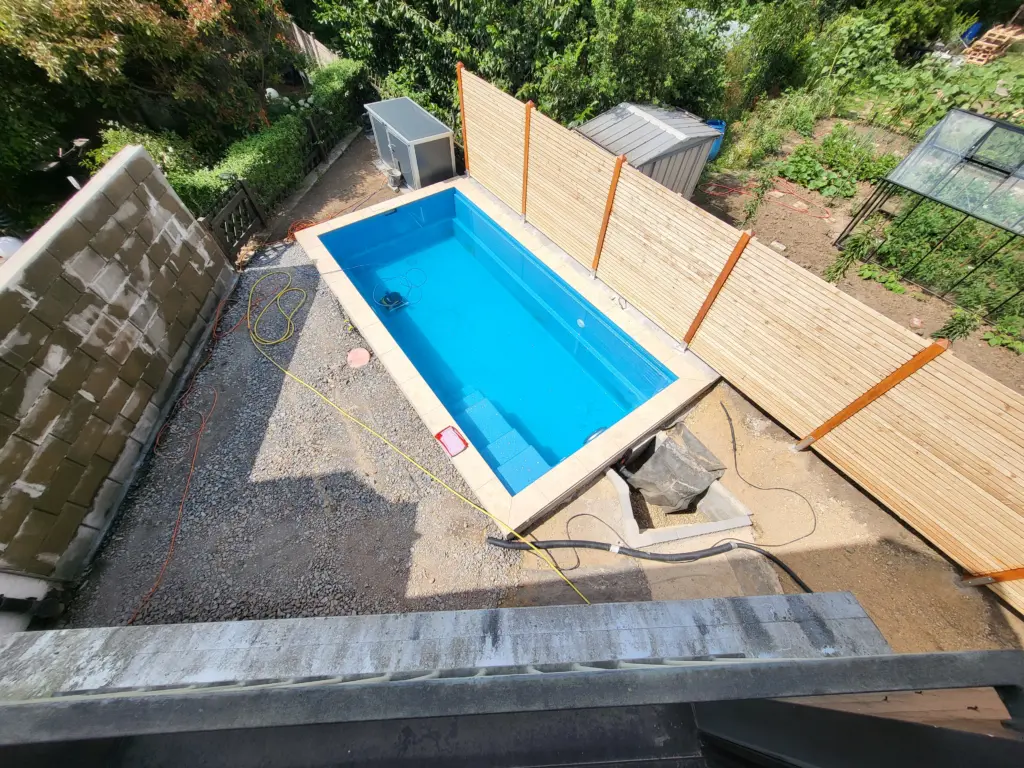 Kompakter Salzwasserpool mit Holzterrasse