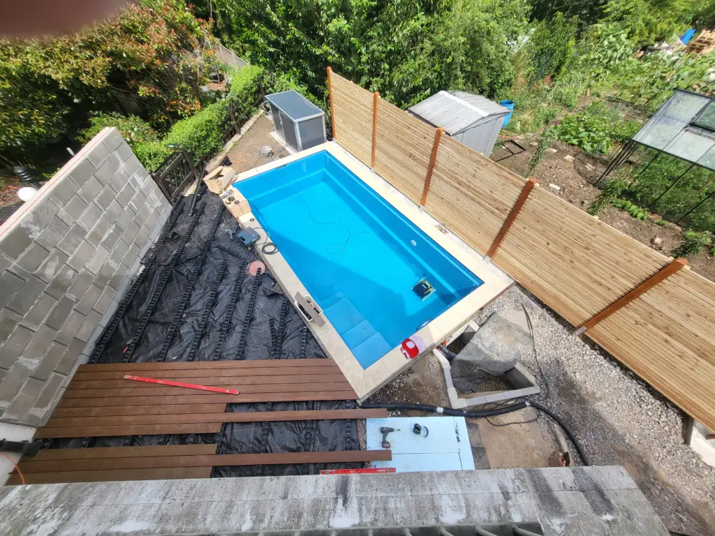 Kompakter Salzwasserpool mit Holzterrasse