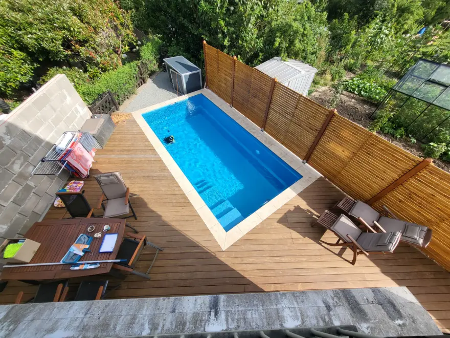 Kompakter Salzwasserpool mit Holzterrasse