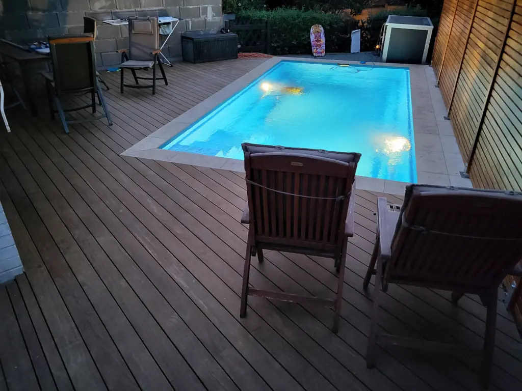 Kompakter Salzwasserpool mit Holzterrasse