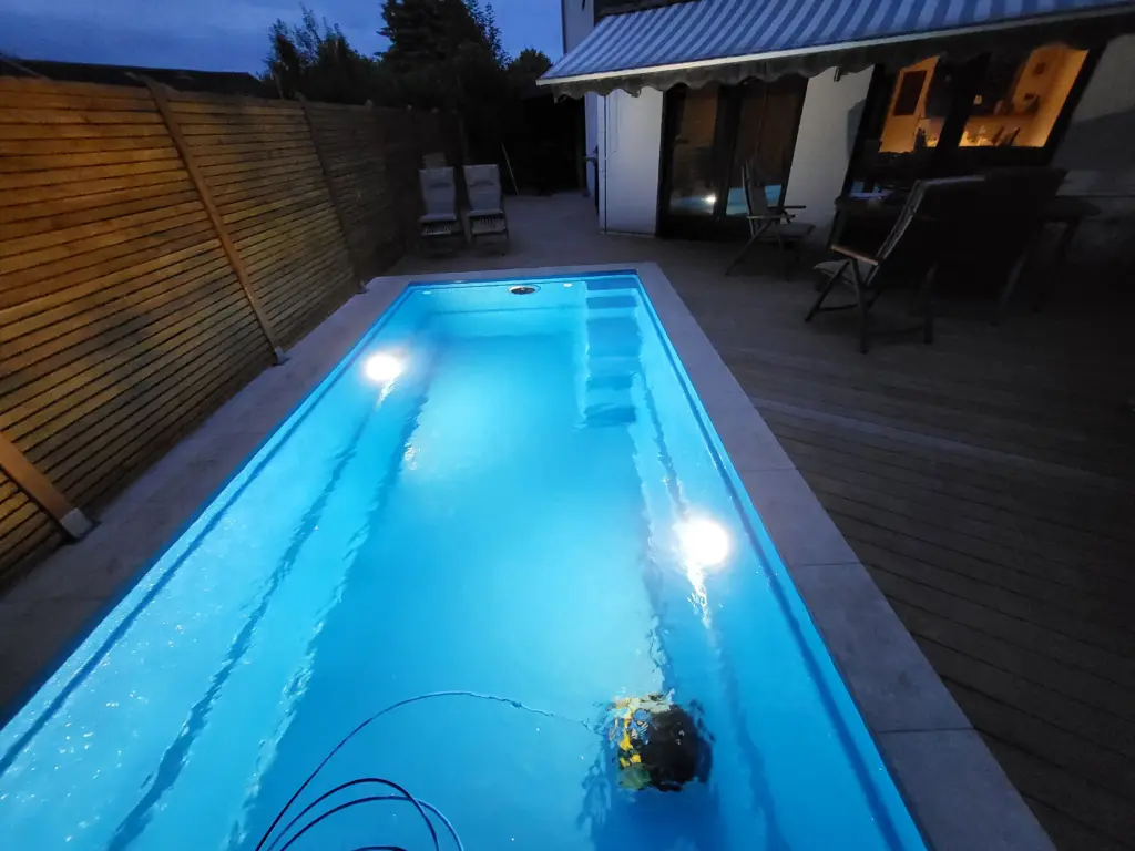 Kompakter Salzwasserpool mit Holzterrasse