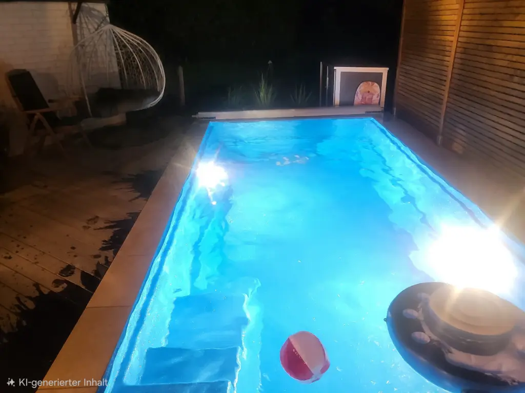 Kompakter Salzwasserpool mit Holzterrasse