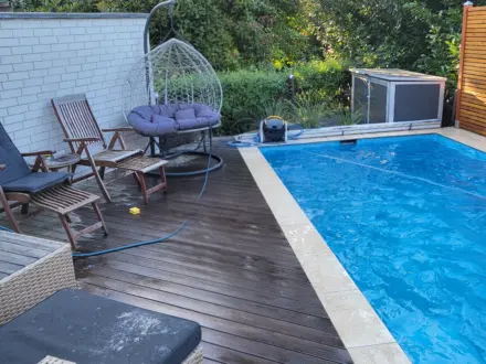 Kompakter Salzwasserpool mit Holzterrasse
