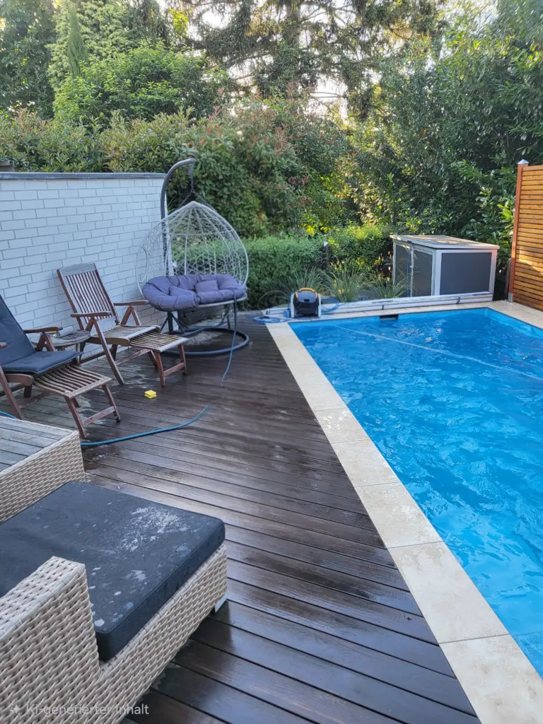 Kompakter Salzwasserpool mit Holzterrasse