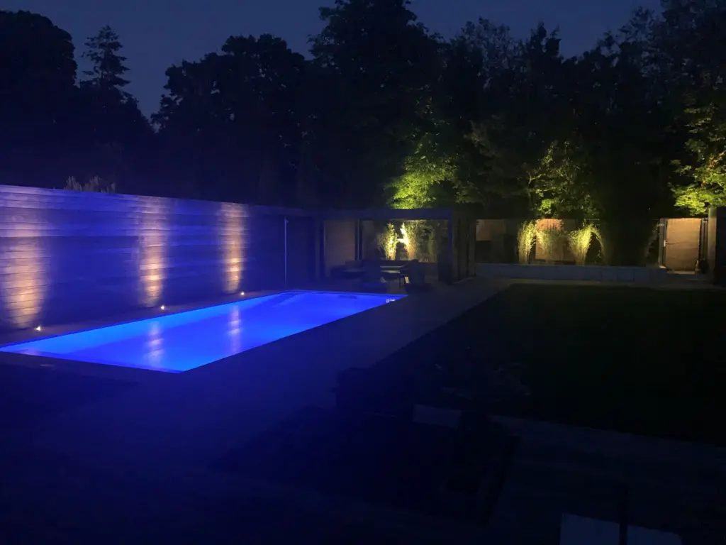 Erhöhter Gartenpool mit ausrollbarer Abdeckung