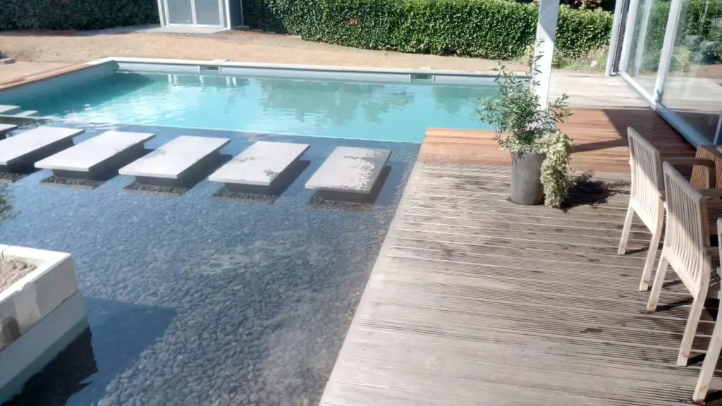 Hybridpool mit Natursteinelementen und Holzterrasse