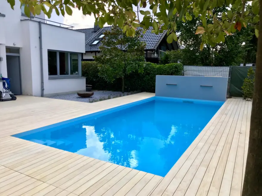 Salzwasserpool mit Holzdeck und Wasserspielwand