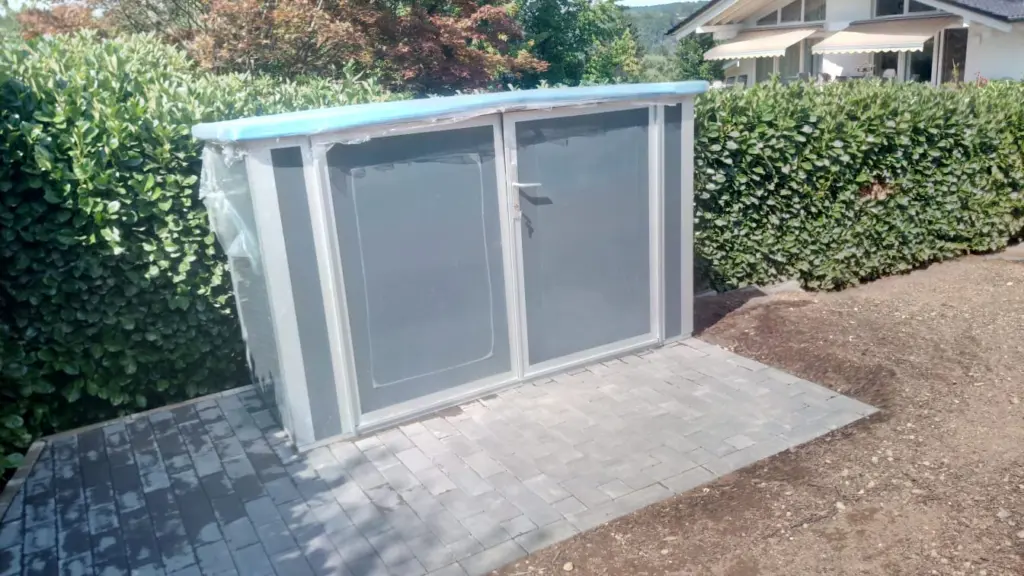 Hybridpool mit Natursteinelementen und Holzterrasse