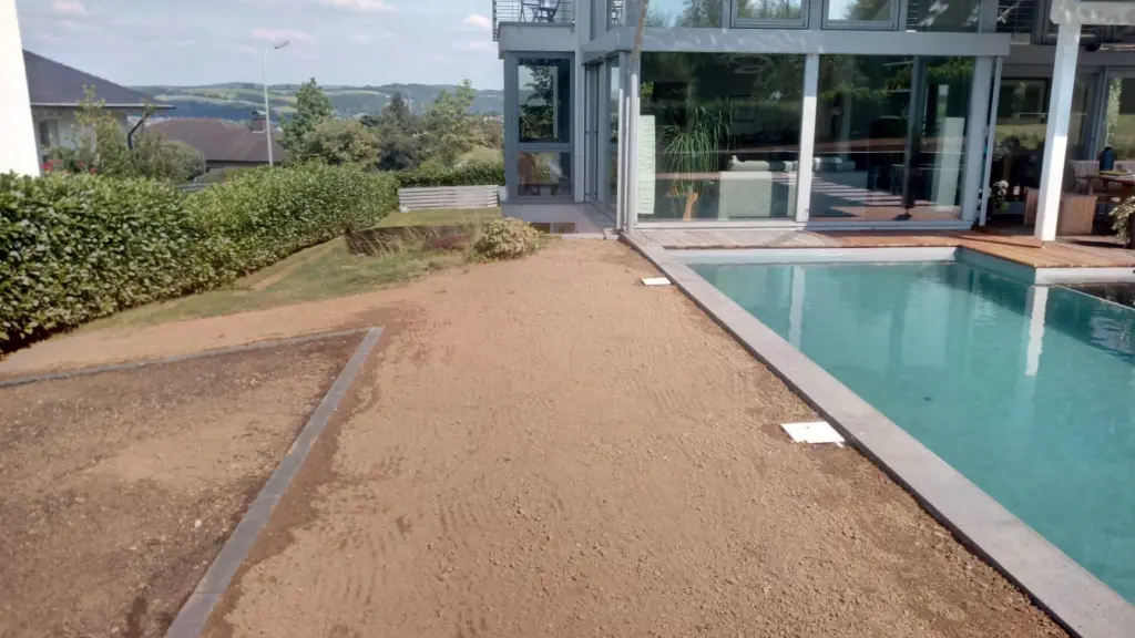 Hybridpool mit Natursteinelementen und Holzterrasse