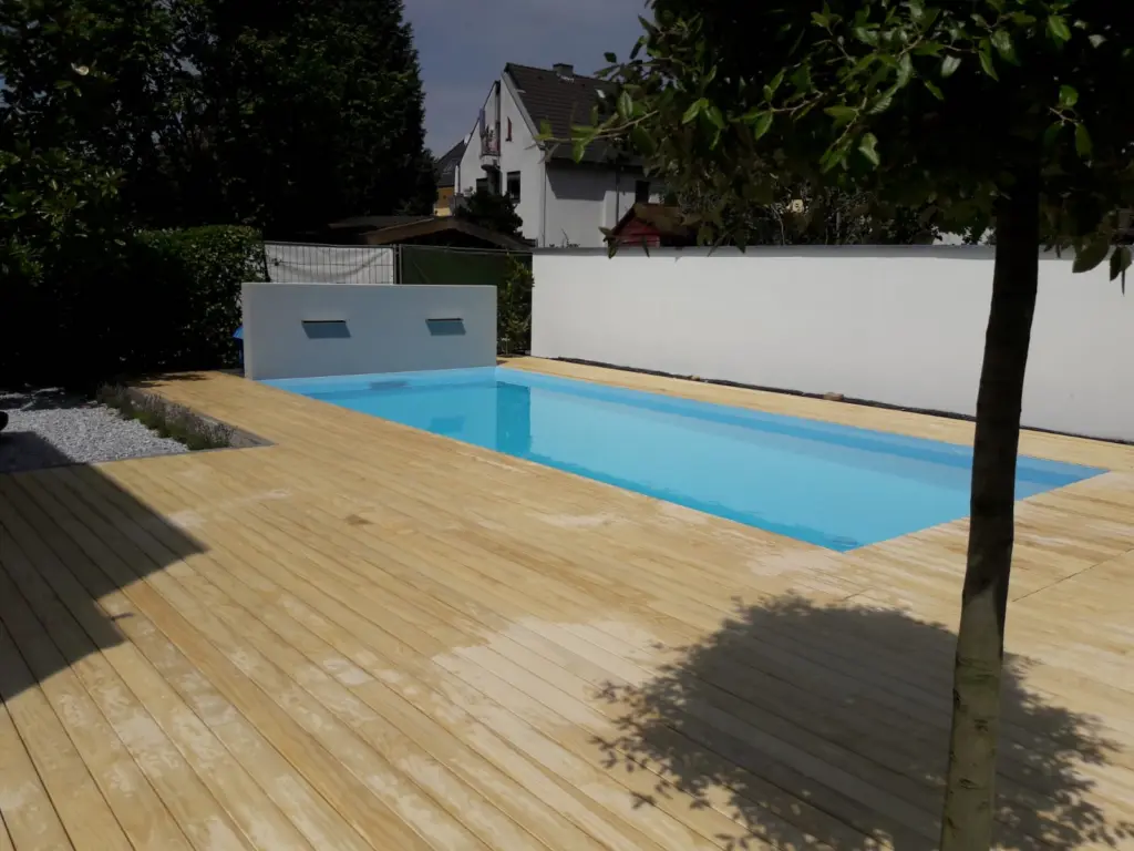 Salzwasserpool mit Holzdeck und Wasserspielwand