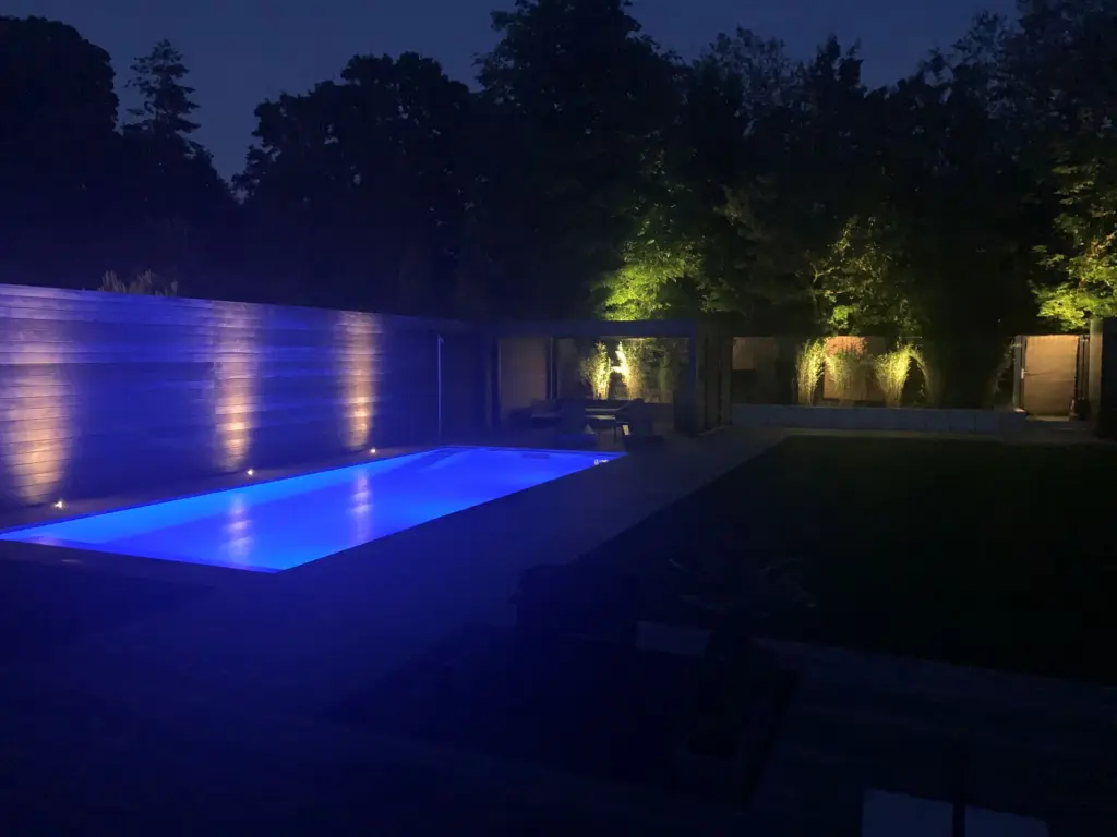 Moderner Pool mit Holzterrasse und Loungebereich