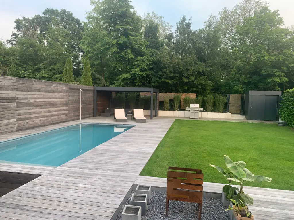 Moderner Pool mit Holzterrasse und Loungebereich