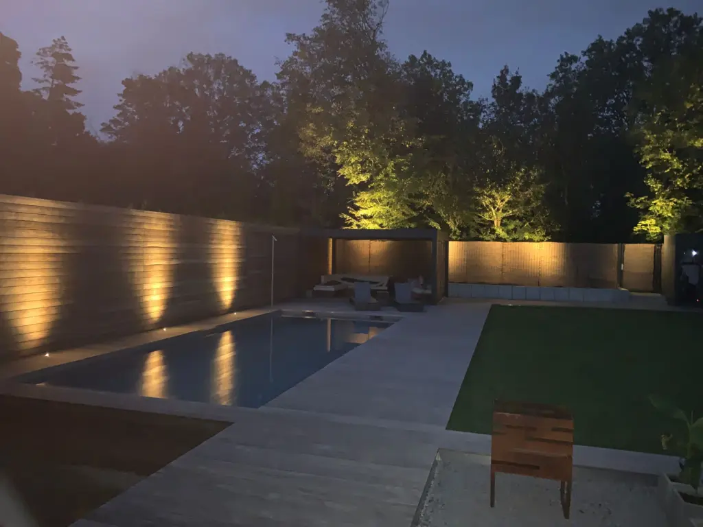 Moderner Pool mit Holzterrasse und Loungebereich