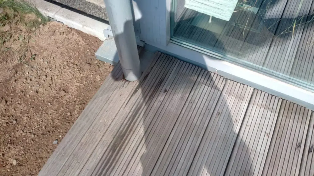 Hybridpool mit Natursteinelementen und Holzterrasse