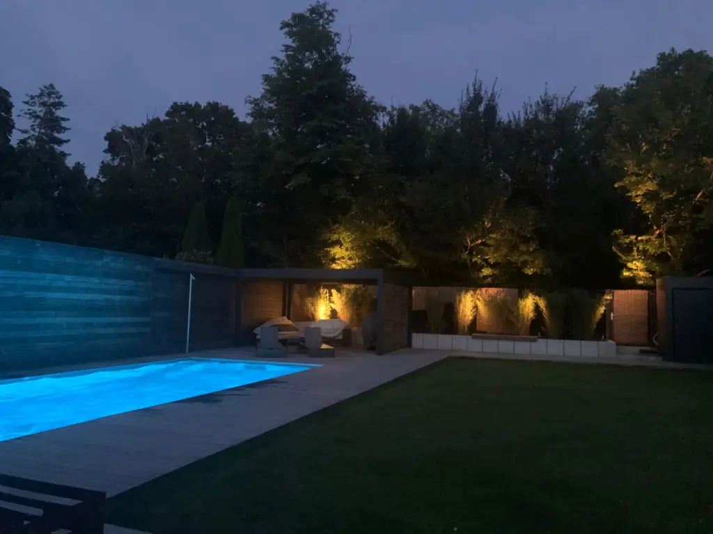 Moderner Pool mit Holzterrasse und Loungebereich