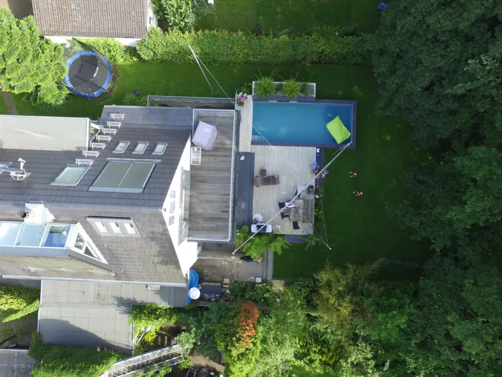 Geradliniger Pool mit Sonnensegel