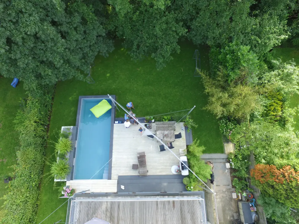Geradliniger Pool mit Sonnensegel