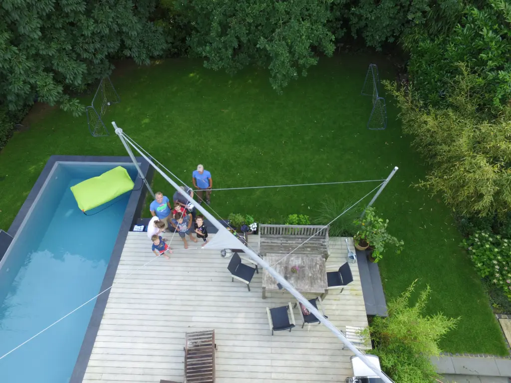 Geradliniger Pool mit Sonnensegel