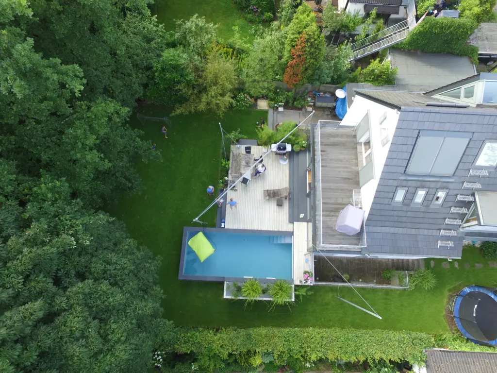 Geradliniger Pool mit Sonnensegel