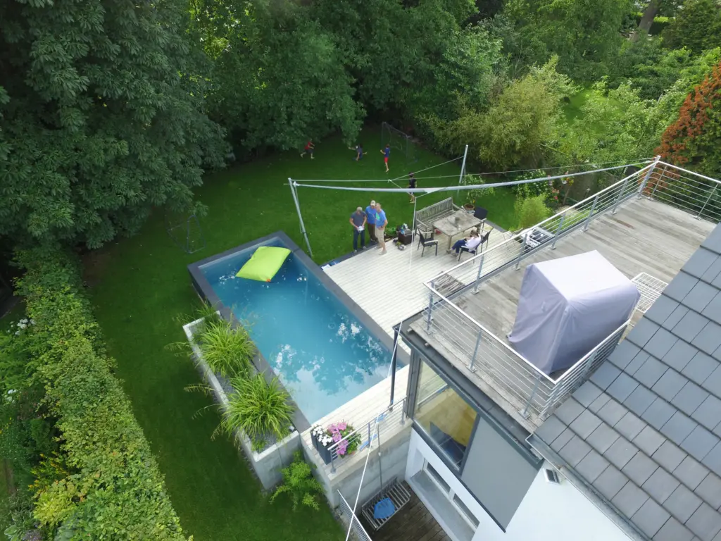 Geradliniger Pool mit Sonnensegel