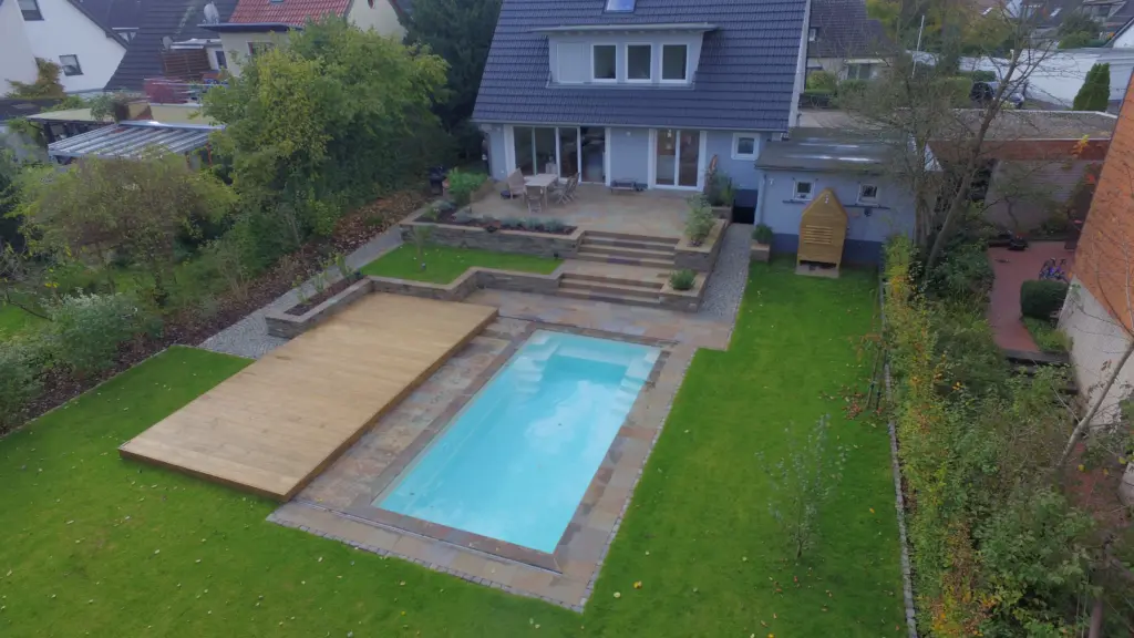 Pool mit verschiebbarem Holzdeck
