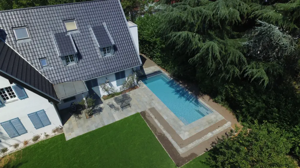 CompassPool mit Terrassenfläche und Gartenrahmen