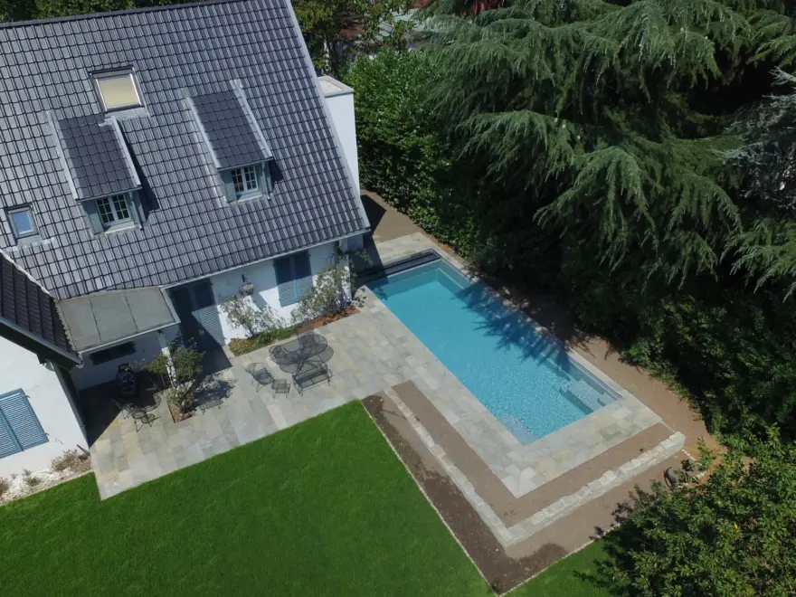 CompassPool mit Terrassenfläche und Gartenrahmen