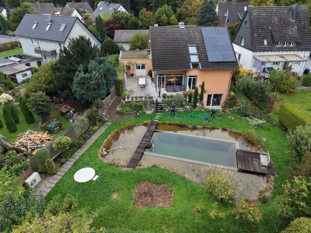 CompassPool als Überlaufpool mit Rollladenabdeckung