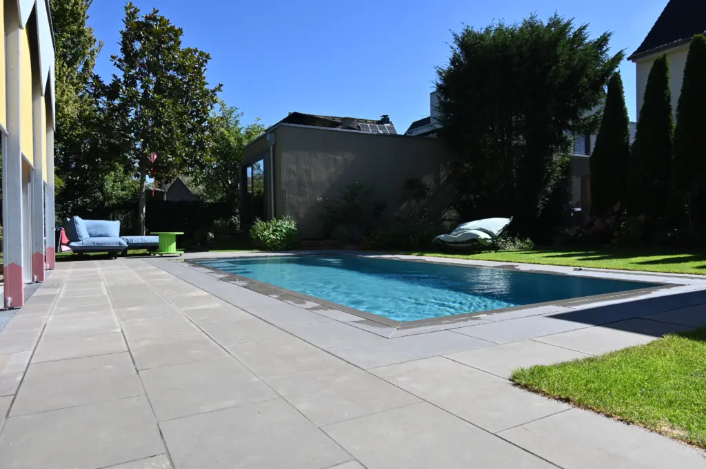 CompassPool als Überlaufpool mit Terrassenfläche und Überdachung